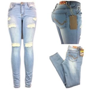Women’s light wash distressed skinny jeans NWT